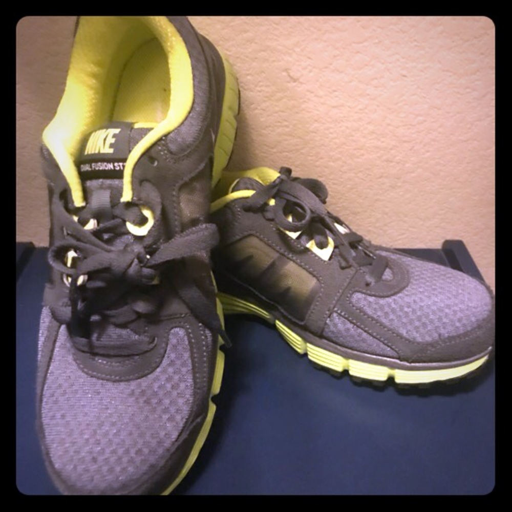 Nike woman’s tennis shoes